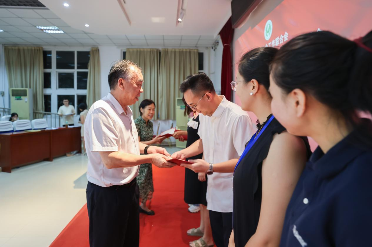 与会领导为福建青年网络志愿者与社会工作专业委员会主任委员/副主任委员颁发聘书