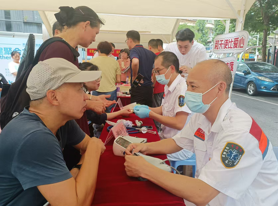 现场居民参与急救知识培训。王晓莉摄