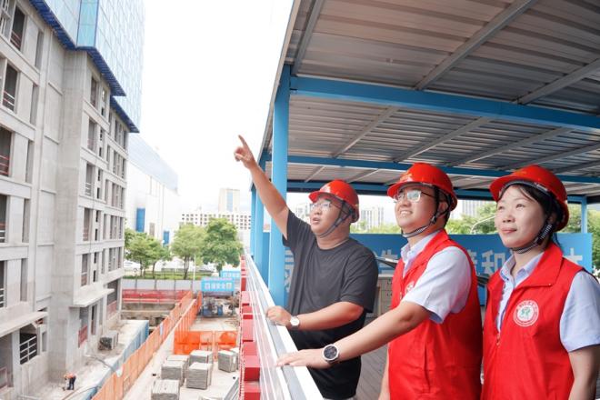 金融助理深入项目现场了解金融需求制定服务方案。厦门农商银行供图