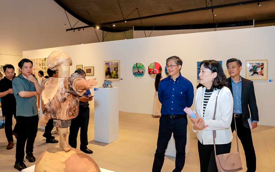 嘉宾观展。主办方供图
