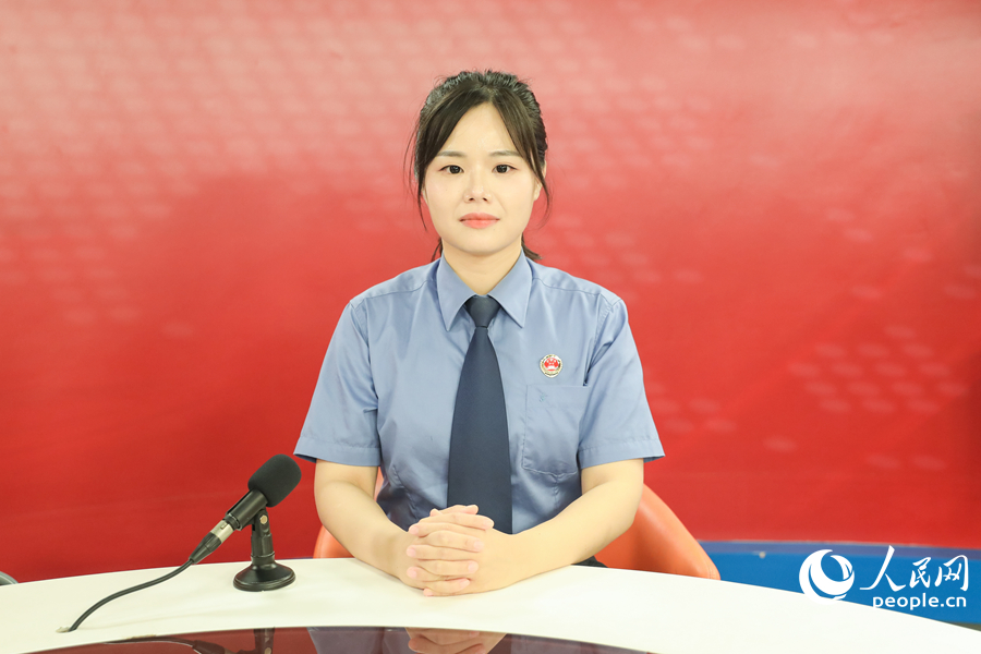福清市人民检察院第一检察部副主任钟赖钦做客人民网福建演播室。人民网 陈永整摄