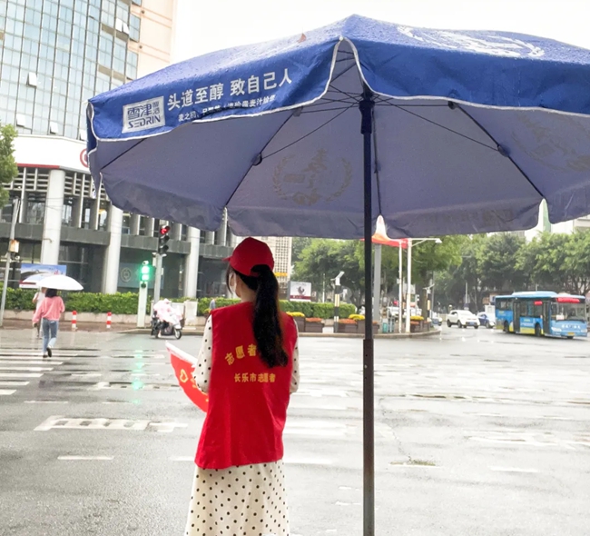 志愿者在街头引导交通。陈琳莹摄