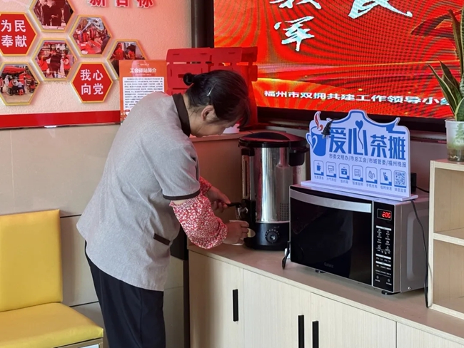 爱心茶摊为户外劳动者和市民群众送清凉。长乐区融媒体中心供图