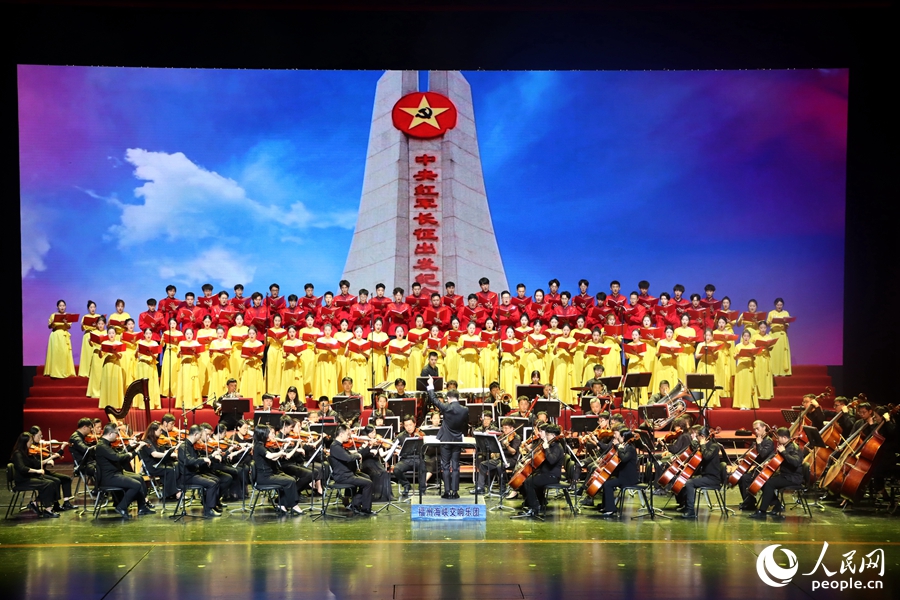 福建省歌舞剧院专业合唱团与管弦乐队为观众送上了原创大型交响合唱组歌《中国精神》。人民网 谢星宇摄