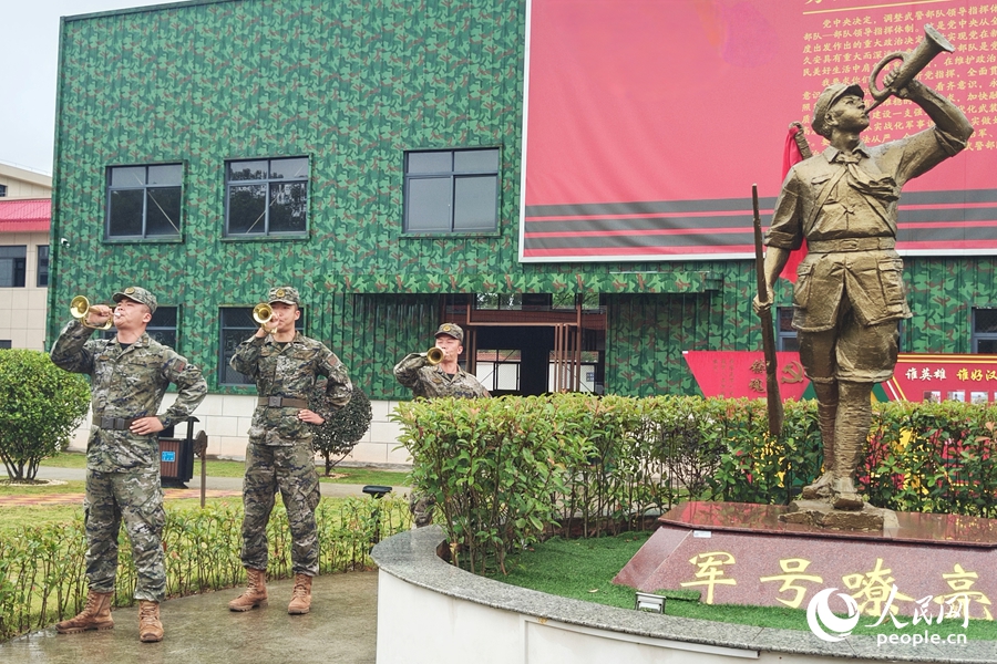 官兵在“軍號嘹亮”雕塑前吹奏軍號，澎湃嘹亮。人民網 楊灝昱攝