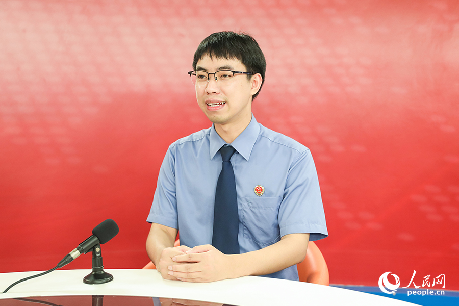 罗源县人民检察院第一检察部副主任、三级检察官丁敬标做客人民网福建演播室。人民网 陈永整摄