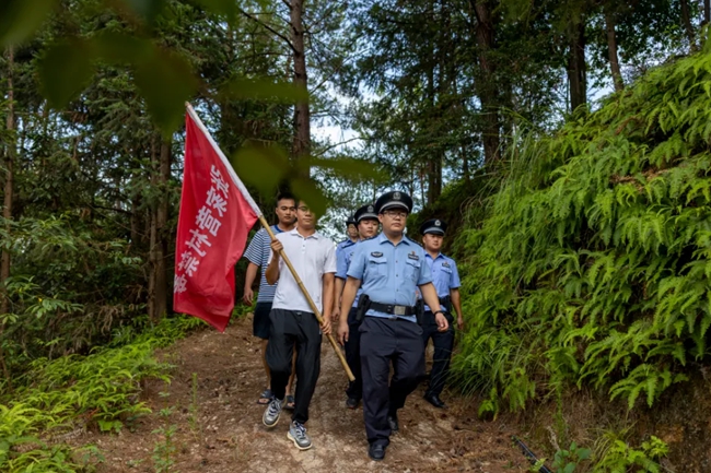 组织民警及村组联合巡山。龙岩公安供图