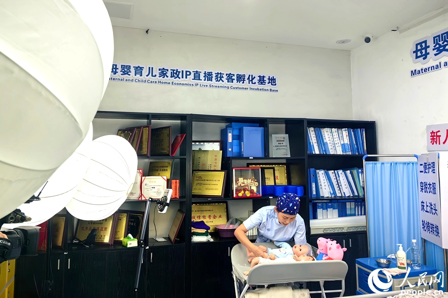 直播示范“育婴经验”。人民网 余乃鎏摄