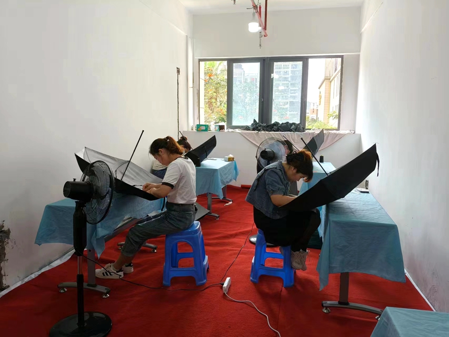 宝妈等在零工驿站进行雨伞纸盒包装。海沧区人社局供图