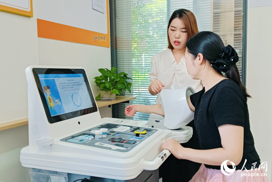 一名宝妈在思明区阳台山社区零工驿站咨询零工职位（资料图）。人民网记者 陈博摄