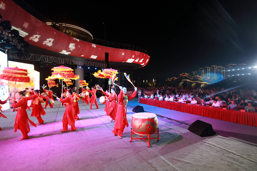 9月27日晚，漳州市芗城区大鼓凉伞舞比赛精彩上演。郑文典摄