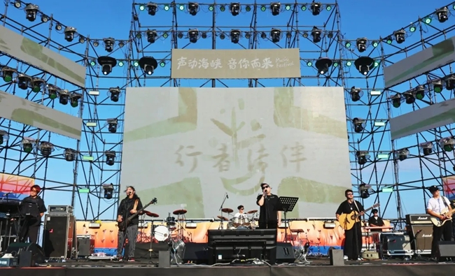 现场表演。