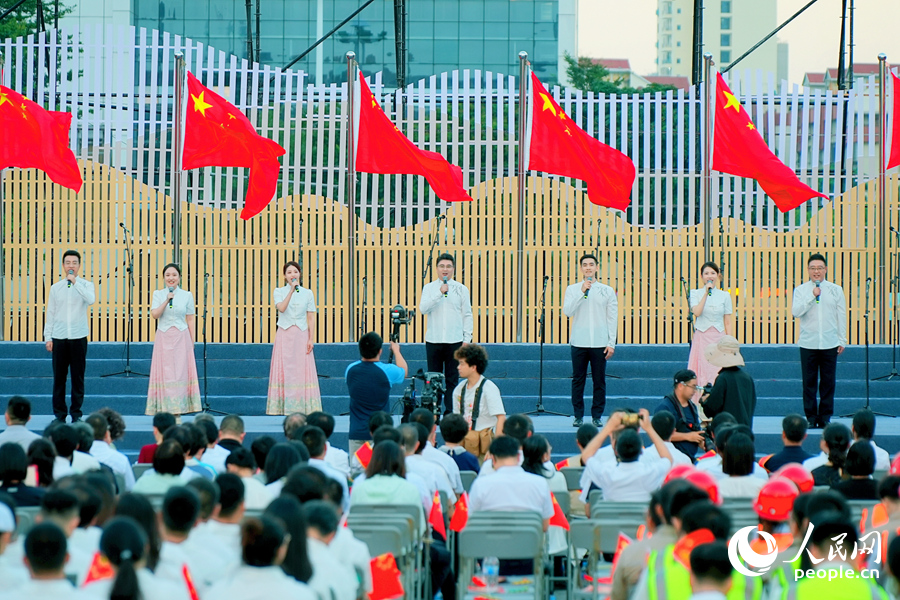 诗朗诵《写给祖国的三行情诗》。人民网记者 陈博摄