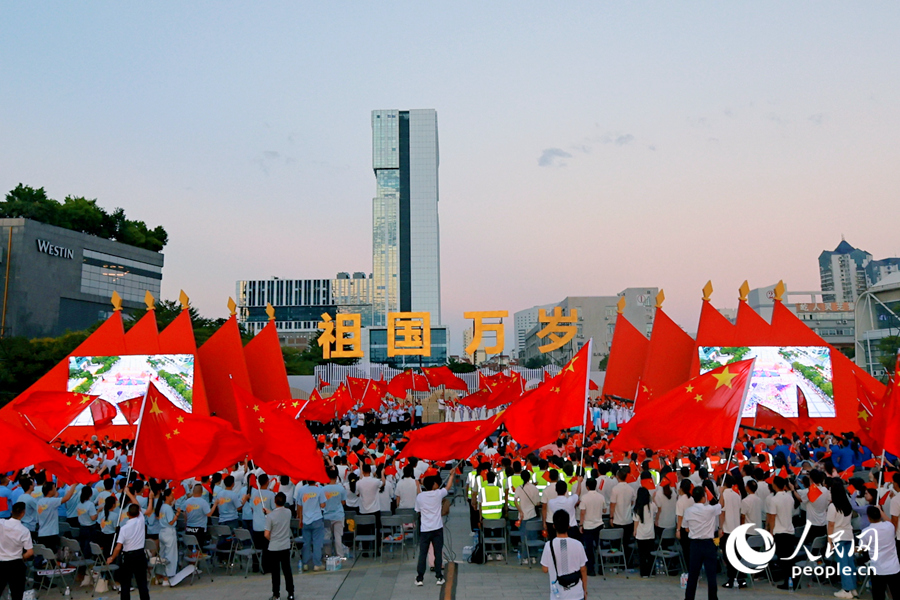 全场合唱《歌唱祖国》。人民网记者 陈博摄