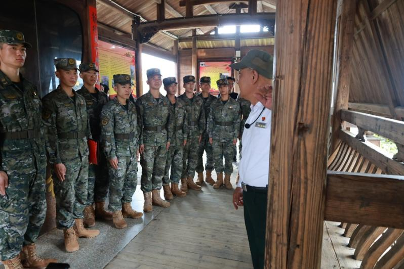 官兵在紅軍橋聆聽“生命等高線”故事。張祺攝