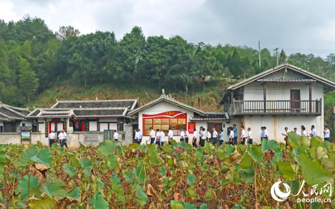 與會人員在湘店鎮考察黨建引領鄉村治理的生動實踐和成效。人民網 李昌乾攝