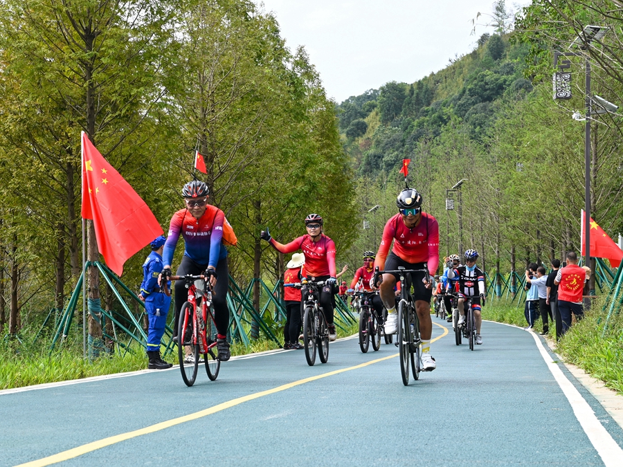 骑友们在崇阳溪漫游道骑行。南平市委宣传部供图