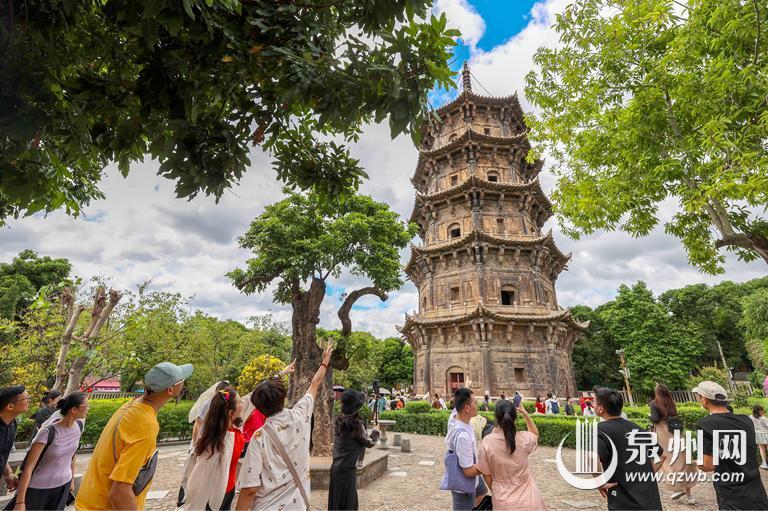 0月1日，泉州古城迎來八方游客。圖為人們在西街開元寺的西塔下仰望，尋找位於第四層的猴行者浮雕。記者 陳起拓攝