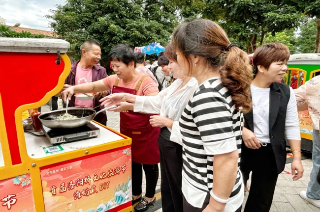 游客现场品尝特色美食