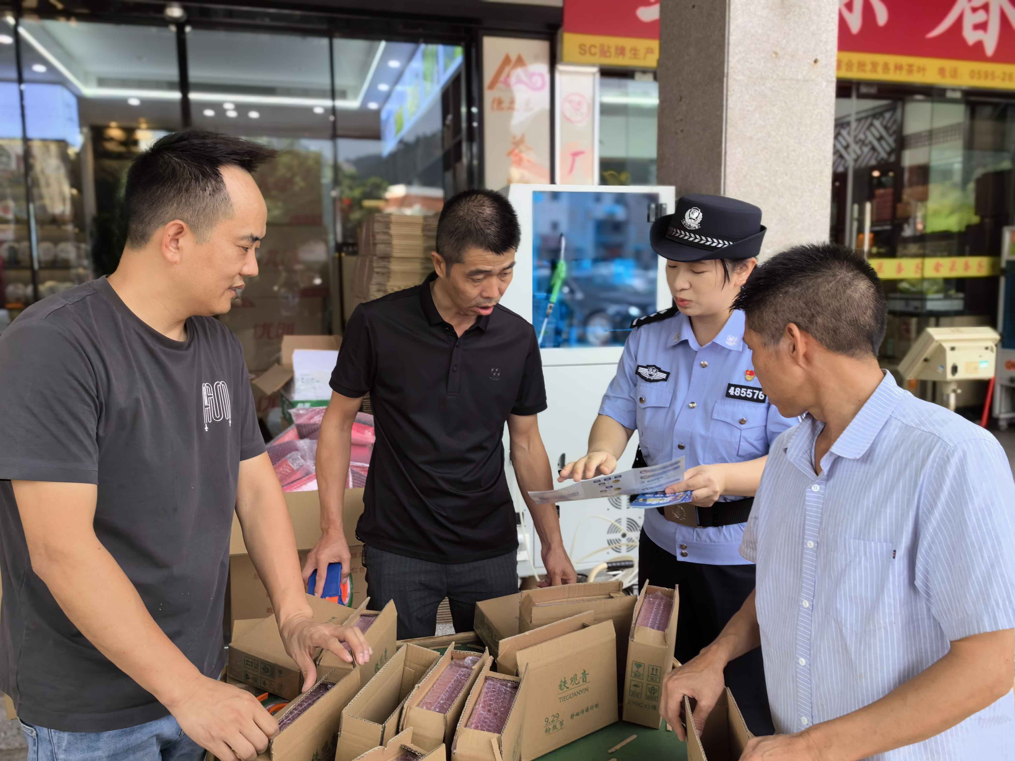 民警在茶叶市场发放反诈宣传单。安溪县公安局供图