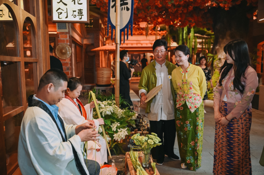 “體驗官”們近距離觀賞閩南傳統技藝。主辦方供圖