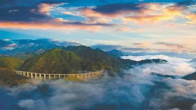 雲海中的福壽高速壽寧縣仙峰特大橋。2015年，寧德實現“縣縣通高速” 繆福森 攝