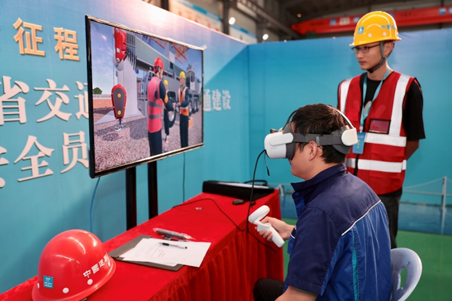 起重吊装作业（VR）考核。中建海峡供图