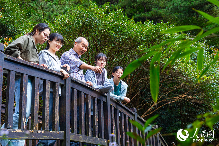 02 厦门大学环境与生态学院教授李振基（左三）带领学生进行戴云山生态考察。人民网记者 焦艳摄