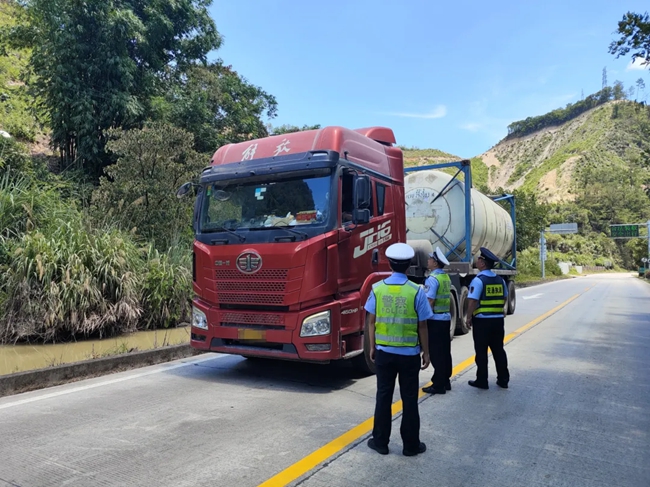 在蘆芝鎮涵梅村科技治超監控檢測點位，過路貨車進行稱重檢測