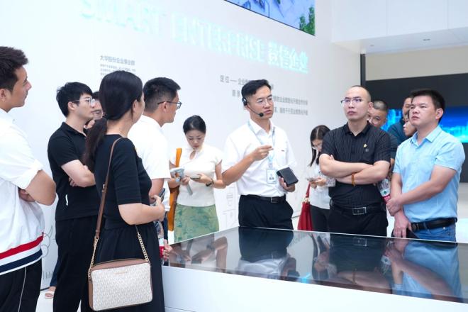 首期培训班学员参观浙江大华科技企业。厦门市人社局供图