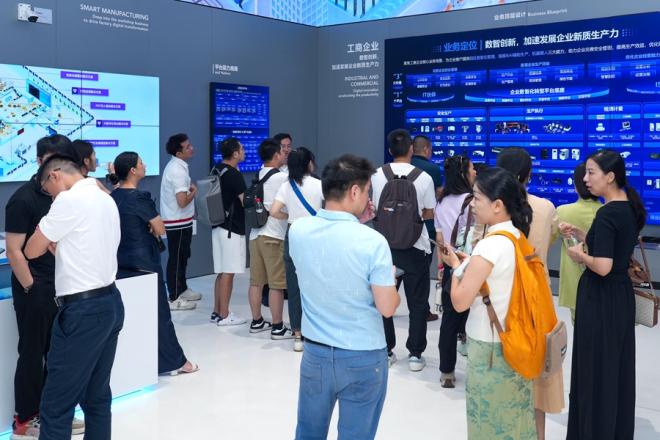 培训班学员参观高科技产业园区。厦门市人社局供图