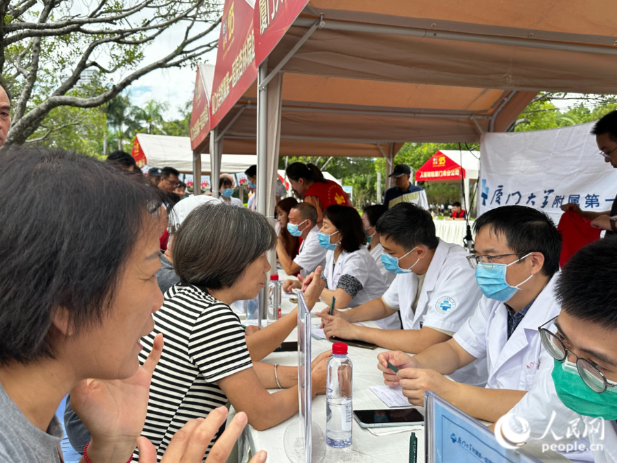 爱心义诊活动现场。人民网记者 张萌摄