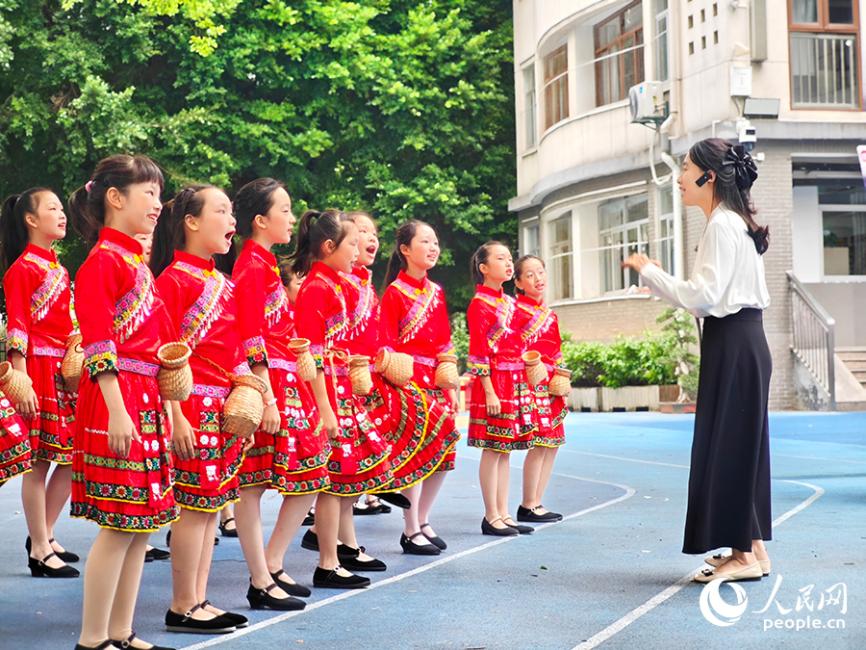 福州市台江第三中心小学的学生们在老师的指导下学唱非遗歌曲《疍民渔歌》。人民网 黄东仪摄