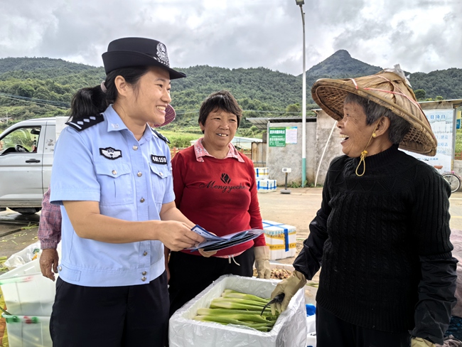 民警向阿婆们普及反诈安全知识。安溪县公安局供图