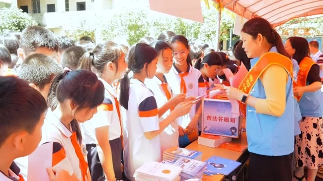 省司法厅巾帼志愿者赴尤溪联合中心小学开展“情暖童心 法治护航”活动