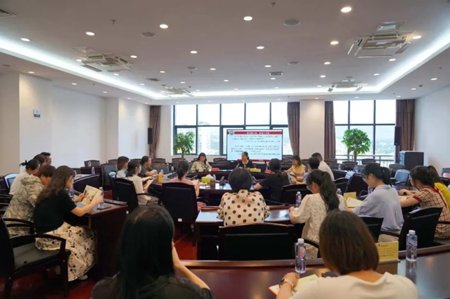 省司法厅邀请福建省心理学会理事长、福建省科协第十届委员、福建师范大学心理学院院长孟迎芳讲解《家庭教育100问》，鼓励家长树立正确的家庭教育观