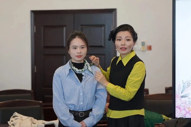 省司法厅开展职场礼仪沙龙活动，邀请专业人员讲解组织穿搭技巧
