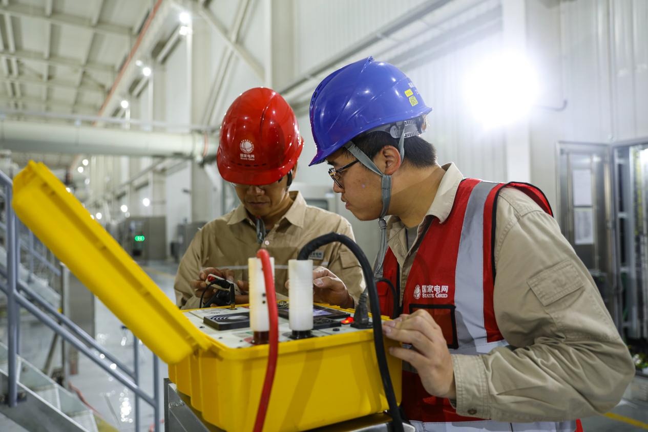 福建送变电公司检修人员正在进行调试作业。福建省送变电工程有限公司供图