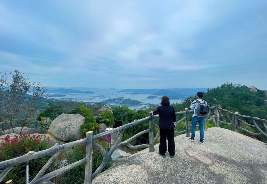 游客欣赏霞浦县下浒镇四斗村上凤门垅自然村风景。朱灵塬摄