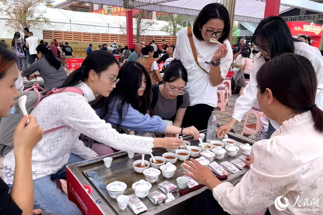 民间斗茶赛吸引许多市民体验。人民网记者 林盈摄