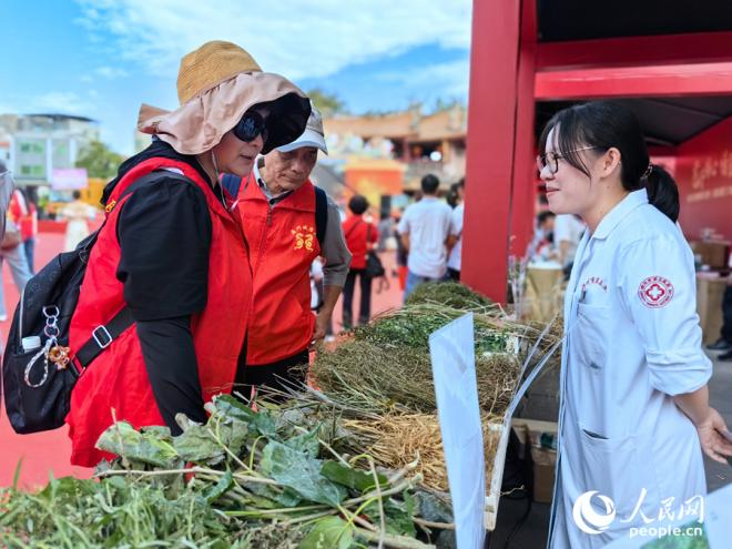 现场布置的名优特产展示、中草药科普区及义诊服务，吸引了众多民众参观、体验。人民网 苏海森摄