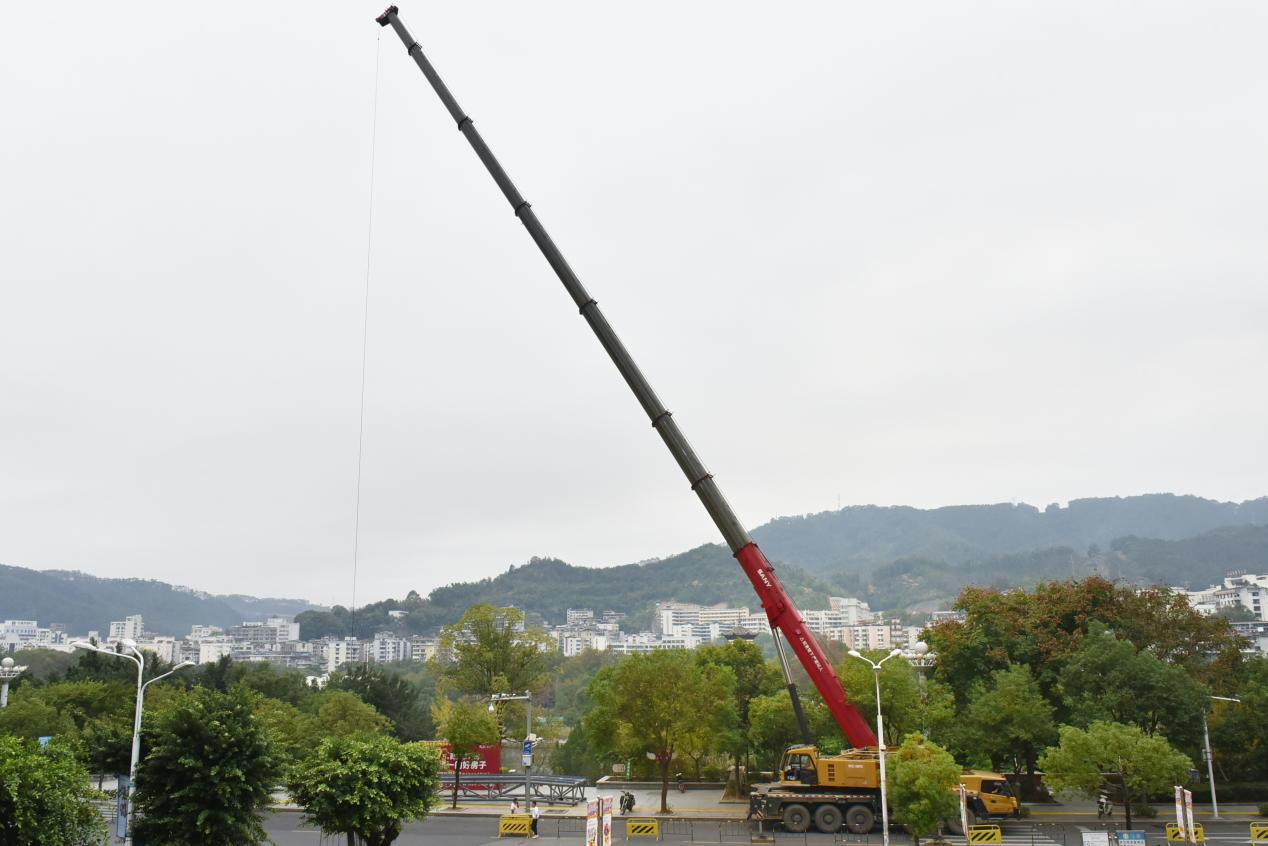 正在吊運無障礙設施組建。吳振湖攝