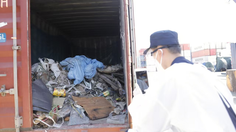 厦门海关在进境空箱中查获17吨“洋垃圾”现场。蒲韵如摄