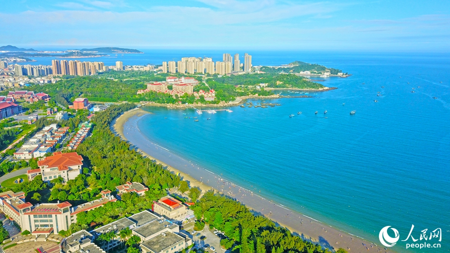 東山島藍色的海岸線與綠色的木麻黃共同構筑起一道生態屏障。人民網 李昌乾攝