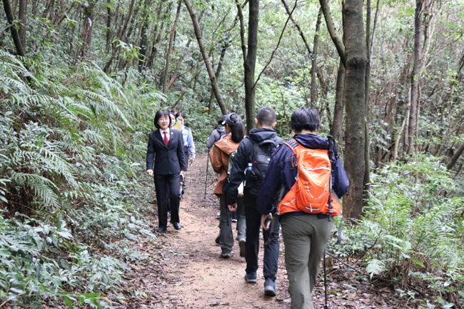 青年干警重走茶馬古道與登山愛好者相逢。安溪法院供圖