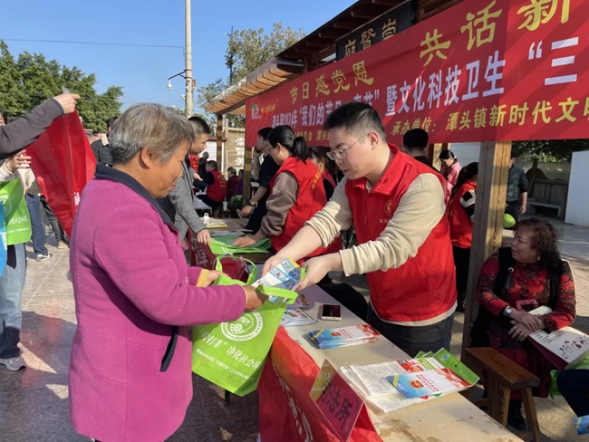 潭頭司法所組織鎮“蒲公英”志願者在華威廣場開展法律援助系列惠民活動