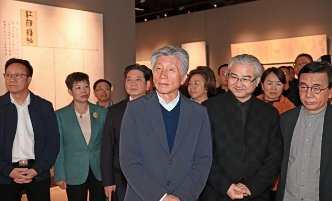 与会嘉宾参观画展