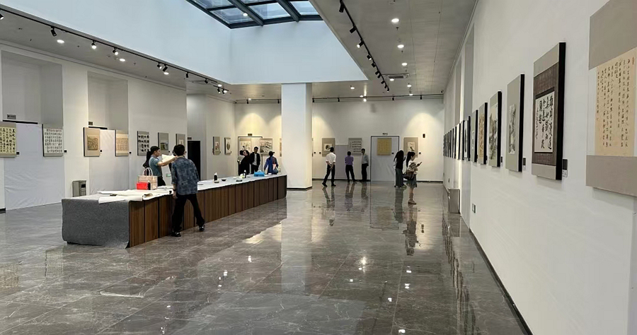 在诏安文化艺术中心，群众参观书画作品展。诏安县委宣传部供图