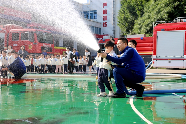 萌娃體驗水車使用