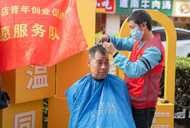 志愿服务摊位为老年人提供理发服务。主办方供图